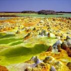 ¿Sabes esos paisajes que parecen de otro planeta? Pues es el caso de Dallol, el punto más bajo de todo el continente africano con 125 metros por debajo del nivel del mar. "Ante nuestros ojos, se abre un espectáculo sorprendente, lagos de sulf...
