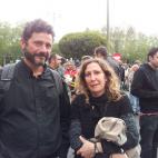 Loreto y Manolo son una pareja de amigos de Madrid. Afirman que "los delincuentes no están aquí, sino gobernando el país". Loreto explica que su motivación para acudir a la protesta es "la que está cayendo" y afirma que lo que "quieren es ...