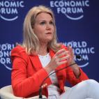 La primera ministra danesa fue eurodiputada entre 1999 y 2004. Se hizo con el liderazgo de su partido tan solo unos meses después de volver de Estrasburgo y en 2011 se convirtió en la primera mujer en llegar a la jefatura del Gobierno. Su cas...