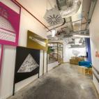 El suelo es de asfalto y las paredes de la recepción están llenas de grafitis. En realidad son la obra de tres artistas locales que han participado en la iniciativa Facebook Artist In Residence (AIR). Cada vez que se abre una nueva oficina, se...