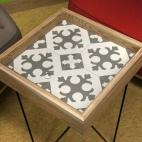 Además de las paredes decoradas por artistas madrileños, la oficina está llena de guiños a la cultura madrileña. La escalera están hechas con forja de Madrid, igual que los pies de las mesas de la cocina de la primera planta* (foto anterio...