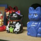 Cada persona que visita la oficina de Facebook Madrid tiene la obligación moral de llevarles un gato chino de la suerte para decorar esta estantería. Son los propios trabajadores, o los compañeros de otros países, quienes compran los obsequi...