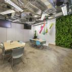 Decora la parte del comedor de la cocina de la planta baja, que lleva el nombre de Caponata & Perejil. Todas las salas de la oficina tienen nombres de dibujos animados, elegidos por los empleados de Facebook Madrid. También están The Pink Pant...