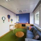 Esto es lo que querríamos tener todos después de comer y que, de momento, sólo existen en pocas oficinas de España. Este área sirve para descansar y también funciona como sala de lactancia para que las madres puedan llevar a sus bebés.