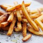 Índice de adicción: 3.60Una porción mediana tiene 365 calorías (480 la versión agrandada) y 17 gramos de grasa. Además, han sido vinculadas a la incidencia de cáncer.