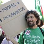 Pancartas en las que profesores enseñan sencillas fórmulas matemáticas