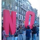 Pancartas que sólo necesitan dos letras, pero que sean enormes para que quede bien clarito