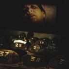 El moho de la pared se ha pegado como una ladilla al Rambo indio del cartel. Butacas, pantalla... Todo está al borde de la podredumbre y la alucinación. El Cinema Park es uno de los últimos cines que resisten en Kabul, convertidos en mezquita...