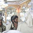 En un país, Afganistán, donde todo menos matar es pecado, la comida es uno de los pocos placeres que no tienen límite. Se puede alimentar la gula públicamente: sensualidad, al menos en el paladar. En la fotografía, elegantísimos pashtunes ...