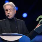 5c8b166e240000f404a40d9a