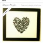 "Compré un cuadro viejo, le puse una cartulina blanca como fondo, escribí varias palabras y una vez recortadas las pequé en forma de corazón", dice la recomendación de Pinterest