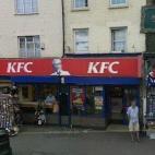 Una curiosidad. La cara del Coronel del Kentucky Fried Chicken no aparece en Google Maps. Un portavoz de Google explicaba que el Coronel Sanders fue una persona real, y la cara de cualquier persona tiene que estar borrosa en los mapas de Google.