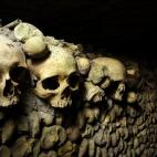 Si quieres salir un poco de España sin dejarte el sueldo en el intento, vete a París. Sí, no estamos de broma. La ciudad más romántica del mundo esconde algunos secretos escalofriantes, como sus catacumbas. Éstas componen un osario subterr...