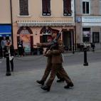 Cambio de guardia ante el edificio del Gobierno gibraltare&ntilde;o.