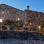 Viajar al Parque Natural del Montseny en los meses de otoño e invierno supone toda una experiencia paisajística. Pero, ¿qué dirías si te contásemos que en este escenario, entre bosques de castaños, hayas y encinas, descubrirás una masía...