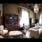 Alojarse en el Castillo de Arteaga supone viajar a la Francia de finales del siglo XVIII. El hotel, que ocupa un antiguo torreón neogótico, se alza majestuoso sobre la ría de Gernika. El viajero que vuelve de dar un paseo por los alrededores ...