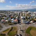 La capital islandesa es uno de los destinos más deseados por cualquier viajero amante de la naturaleza salvaje y que huya de las multitudes. Además de contar en verano con temperaturas suaves, ofrece una amplia gama de paisajes naturales, desd...