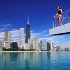 Quizá sea una de las capitales norteamericanas más desconocidas pero es, sin duda, una de las ciudades más interesantes del país. Tercera ciudad con mayor número de habitantes tras Nueva York y Los Ángeles, está situada a orillas del Lago...