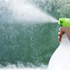 Se mezcla un cuarto de taza de vinagre con cuatro de agua y una cucharada de bicarbonato sódico. El producto servirá para limpiar el baño y dejarlo reluciente. Al principio no olerá demasiado bien pero luego se va.