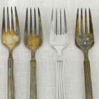 Las manchas cobrizas de óxido desaparecerán echando vinagre sobre ellas y dejándolo actuar 20 minutos. Después se aclarará con agua tibia.