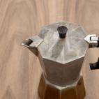 Se trata de poner en marcha la cafetera con un buen chorro de vinagre y sin nada de café. La operación se puede repetir tantas veces como sea necesario para lograr dejarla sin nada de cal.