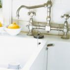 Es la forma de evitar recurrir a los tóxicos limpiatuberías. Sólo hay que echar el bicarbonato por el desagüe, echar un chorro de vinagre y dejar actuar durante 15 minutos. La operación se termina vertiendo agua caliente.