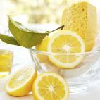 Es el producto más útil de todo el frutero. No sólo vale para cocinar o limpiar, también ayuda a combatir malas resacas o blanquear los dientes.