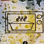 Hay que calentar una taza de agua con zumo de limón durante uno o dos minutos en el micro, el vapor desprendido servirá para desengrasarlo. Después sólo hay que pasar un estropajo por las paredes del interior y estará listo.