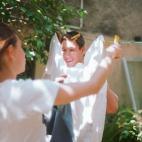 Se puede conseguir metiendo una bolsa de tela porosa con rodajas de limón en la lavadora o haciendo un lavado previo de la ropa. Justo antes de meterla en la lavadora habría que hervirla durante 10 minutos en una olla con agua, jabón de Marse...