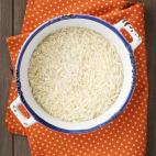 Sólo hay que llenar el recipiente con agua caliente y añadir un puñado de arroz, después se deja reposar durante cinco minutos para que se ablande la suciedad y agitar a continuación. La operación se puede repetir tantas veces como sea nec...