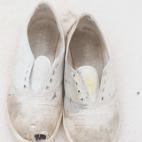 Las manchas de aceite en la alfombra se quitan echando sobre ellas abundante maicena y dejar que actúe durante 20 minutos. Al aspirar descubriremos que la mancha ha desaparecido. La maicena también sirve para blanquear los clásicos tenis blan...