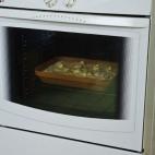 Sólo hay que echar la sal sobre la mancha de grasa (si está muy pegada se puede humedecer con agua tibia) y dejarla reposar durante diez minutos. Después se limpia con papel de toalla o se elimina con ayuda de una espátula. Lo dejaremos list...