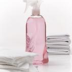 Vale para la ropa y también para las alfombras que emanen olores apestosos. El método consiste en mezclar agua con vodka en un pulverizador y rociar sobre la superficie en cuestión. Después toca orear bien la habitación donde esté la ropa ...