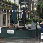 La lluvia no está impidiendo que la gente acuda a los centros electorales a votar