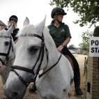 Dos mujeres salen de su casa a votar en caballo