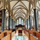 Esta antigua iglesia, de finales del siglo XII, fue sede de los caballeros templarios en Londres. De base redonda, siguiendo el modelo de la iglesia del Sagrado Sepulcro de Jerusalén, la Iglesia del Temple no es un templo cualquiera: ha sobrevi...