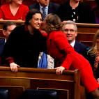 La ministra de Trabajo, Yolanda Díaz, saluda a su antecesora en el cargo, Magdalena Valerio.