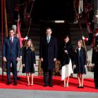 Los reyes acompañados por la princesa Leonor y la infanta Sofía, Meritxel Batet, Pedro Sánchez, y Pilar Llop a su llegada al Congreso.