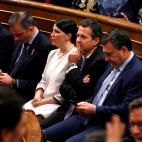 Aitor Esteban, sentado entre varios diputados de Vox.