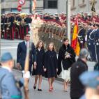 El presidente del gobierno, Pedro Sánchez junto con la reina Letizia, la princesa Leonor y la infanta Sofía a su llegada al Congreso.
