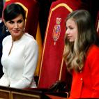 La reina Letizia observa a la infanta Leonor.