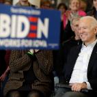 'Sleepy Joe' (Joe el dormil&oacute;n), como le llama despectivamente Trump, llega a los 'caucus' como el l&iacute;der en intenci&oacute;n de voto en los comicios de noviembre, seg&uacute;n la media de sondeos nacionales que elabora la p&aacute;g...