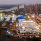 La construcción a toda velocidad de estos centros hospitalarios es una pieza clave en la propaganda oficial de cara a promocionar sus esfuerzos contra el virus en China y en el extranjero.