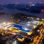 Houshenshan está ubicado en el suroeste de la ciudad, una zona que, asegura la agencia estatal de noticias Xinhua, cuenta con los servicios necesarios para proveer al hospital y los pacientes.