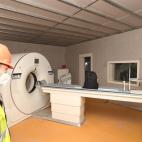 Los trabajadores pasan junto a un nuevo escáner de tomografía computarizada (TC) en una habitación del hospital Huoshenshan de Wuhan.