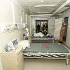 Un médico del ejército mira alrededor de una habitación en el hospital Huoshenshan en Wuhan, provincia de Hubei.