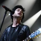A pesar de que se casó con su mujer en 1990, el miembro de Green Day aseguró en una entrevista a The Advocate en 1995: "Creo que siempre he sido bisexual, ha sido algo que siempre me ha interesado. Creo que la gente nace bisexual, y es la soc...