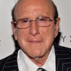 El magnate de la música Clive Davis, casado dos veces, reconoció su bisexualidad en 2013 en su autobiografía The Soundtrack Of My Life . Davis habló sobre dos relaciones que mantuvo con dos hombres tras el divorcio de su segunda esposa.