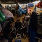 Un grupo de demandantes de asilo del campo de Vial, en contenedores abarrotados.