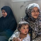 Esta joven madre y su hija llegaron a la isla de Chios hace unos meses. Ahora, comparten un contenedor con otros 11 miembros de su familia, así como con dos familias palestinas.
